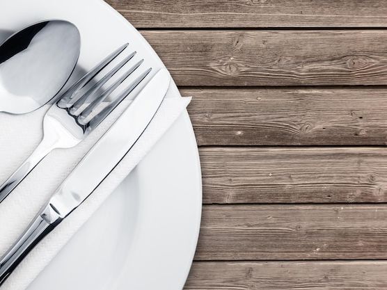 Stół do jadalni i wkłady na sztućce – detale które tworzą domową atmosferę